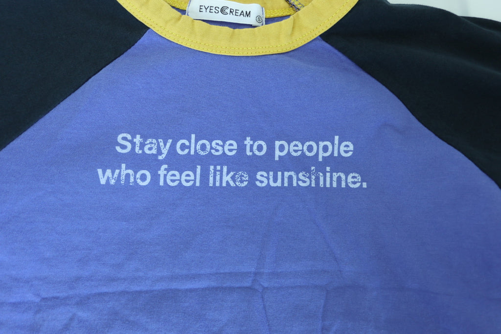 Stay close Tee